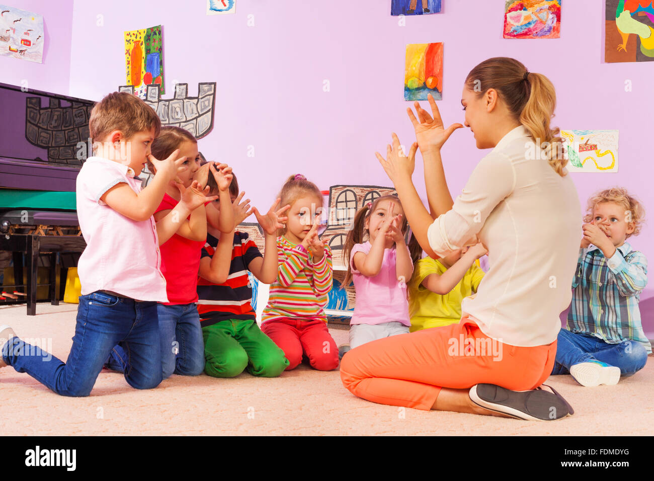 дети повторяют за воспитателем. воспитатель и дети в доу. воспитатель с детьми. воспитатель и дети в детском саду. учусь быть воспитателем.