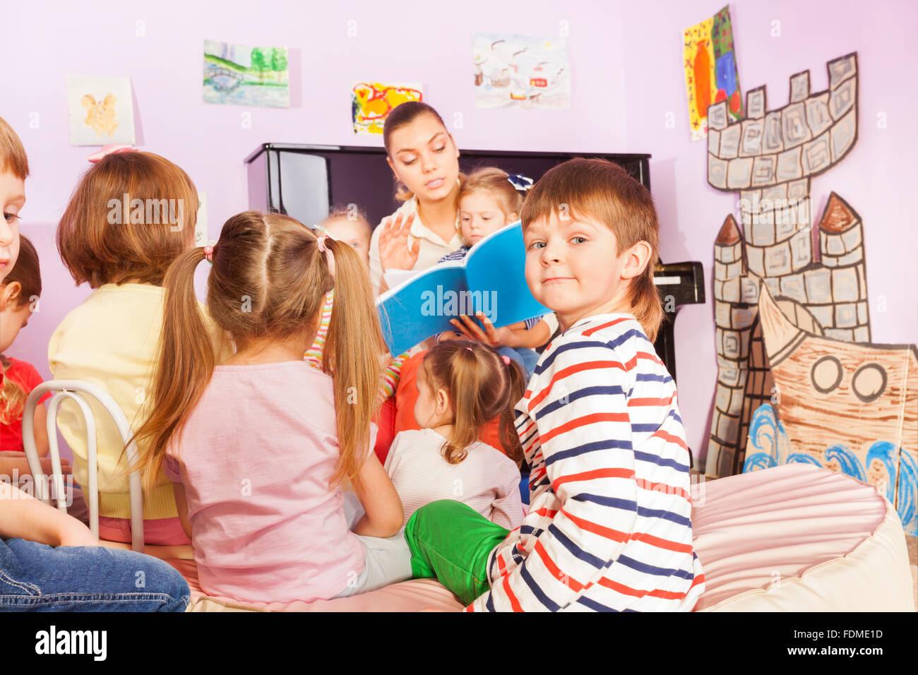 Читающий воспитатель читающие дети. Читающий воспитатель читающие дети. Дошкольники и воспитатель. Книги для детей. Чтение для детей.