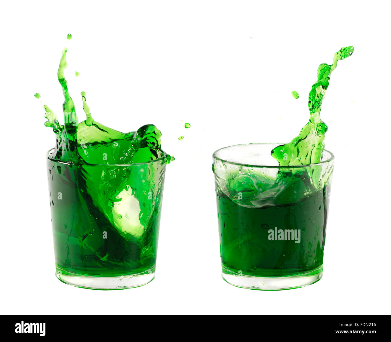 Стакан с зеленой водой. Бокал с зеленой жидкостью. Стакан воды на зеленом фоне. Зеленая жижа в стакане.