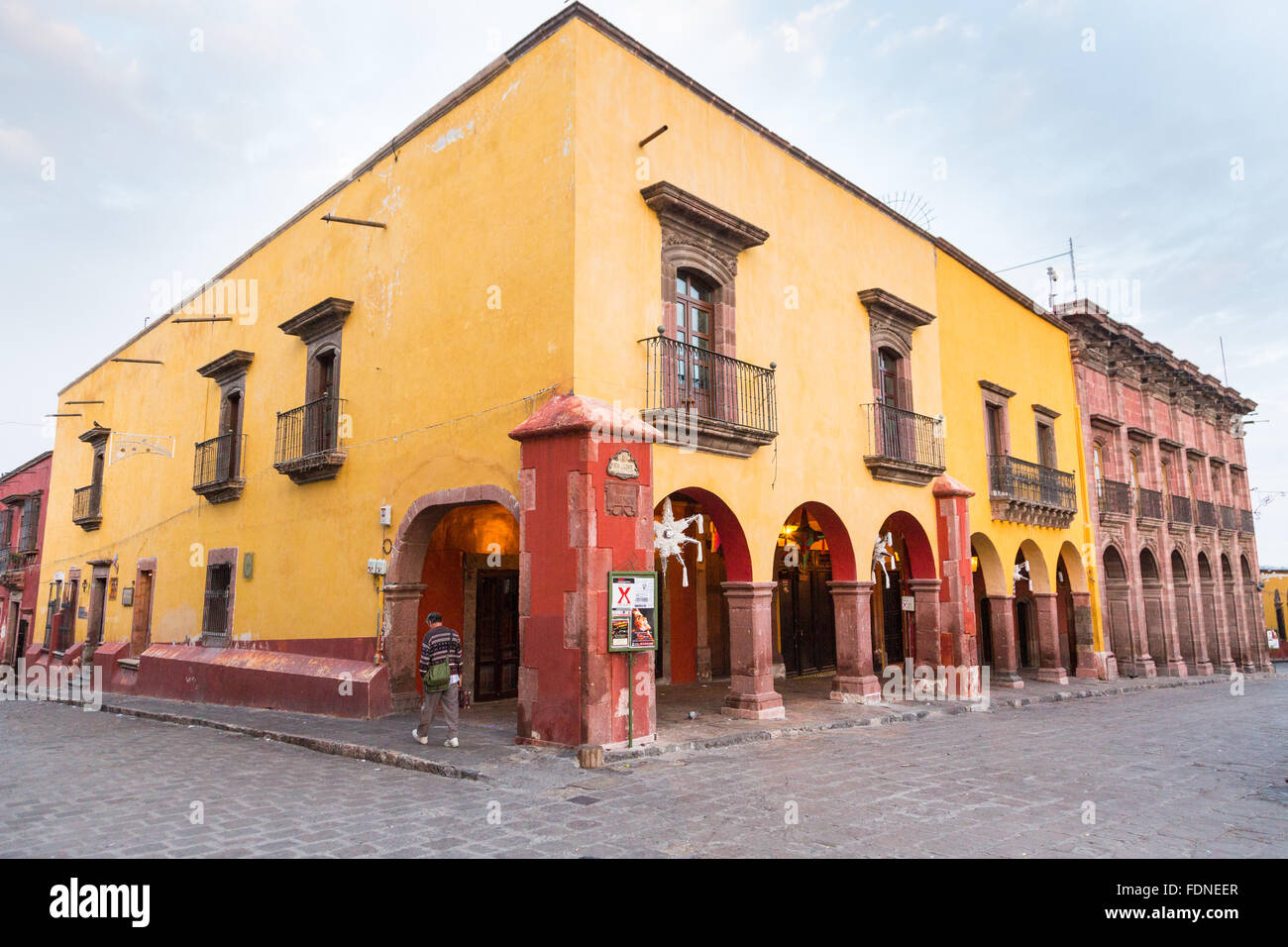 Spanish colonial style shops and cafes along the Jardin in the historic center in San Miguel de Allende, Mexico. Stock Photo