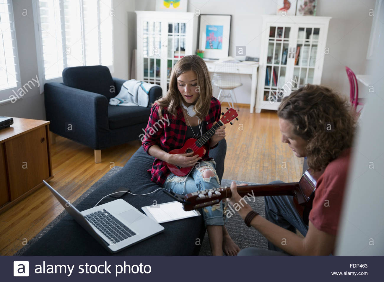 Two people playing ukulele hires stock photography and images Alamy