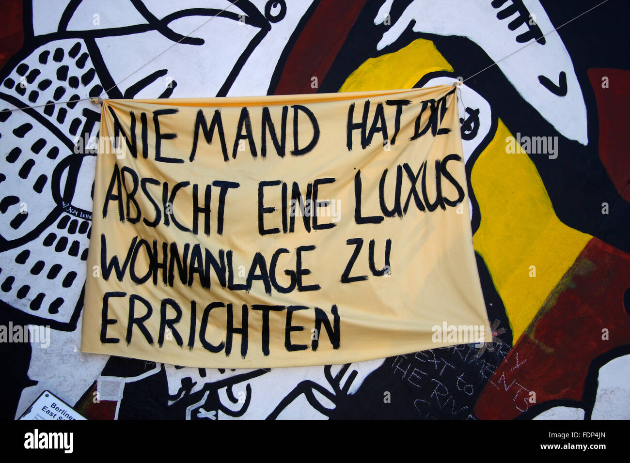 'Niemand hat die Absicht eine Luxus Wohnanlage zu errichten' - Protestplakate an einem Mauerstueck der Berliner Eastside Gallery Stock Photo