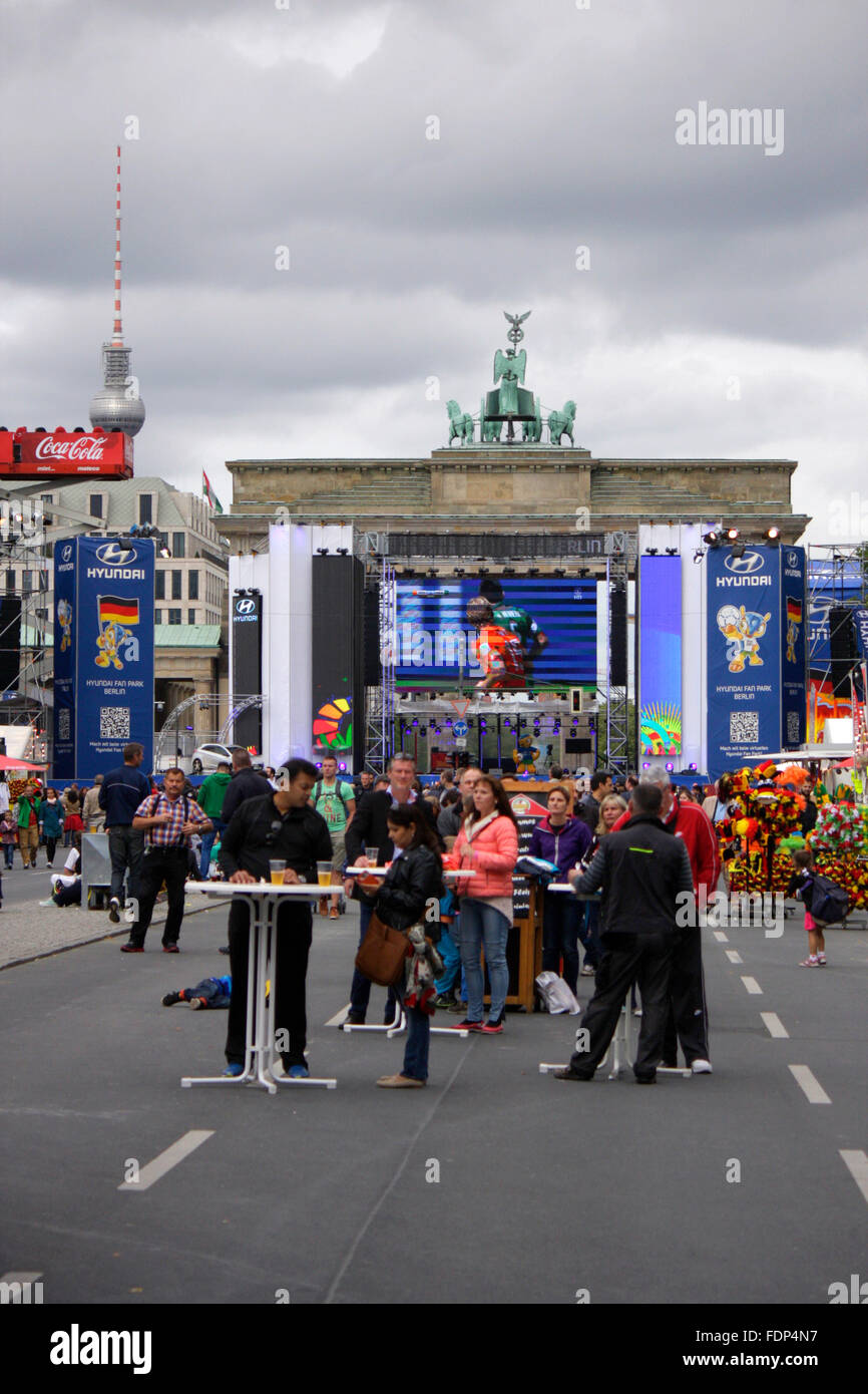 Impressionen - Fanmeile an der Strasse des 17. Juni beim Spiel Niederlande gegen Mexiko, 29, Juni 2014, Berlin. Stock Photo