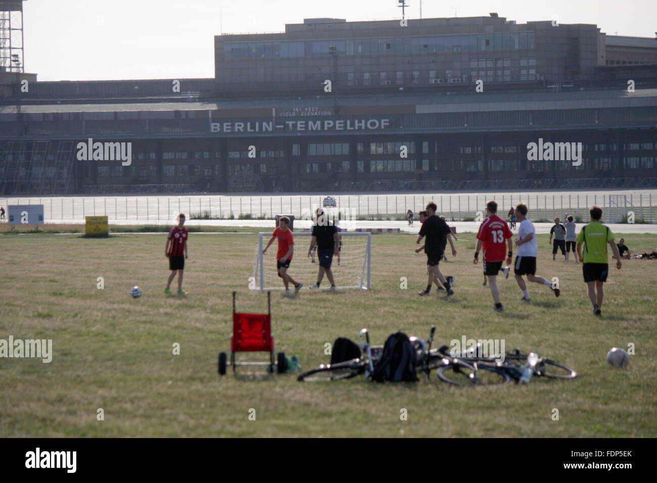 Impressionen: Tempelhofer Feld auf dem Gelaende des frueheren Flughafen Tempelhof, Berlin-Tempelhof. Stock Photo