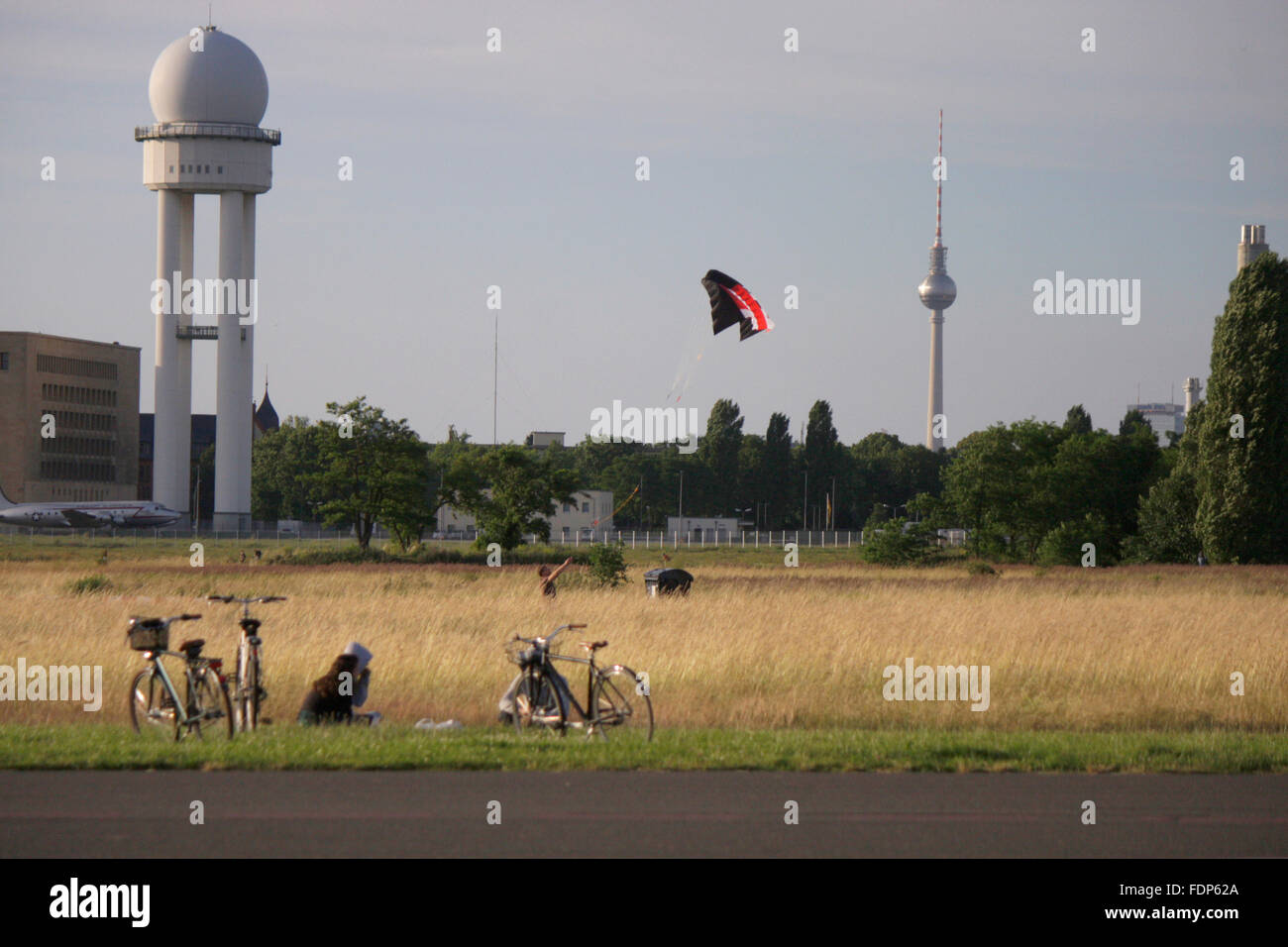 Impressionen: Tempelhofer Feld auf dem Gelaende des frueheren Flughafen Tempelhof, Berlin-Tempelhof. Stock Photo