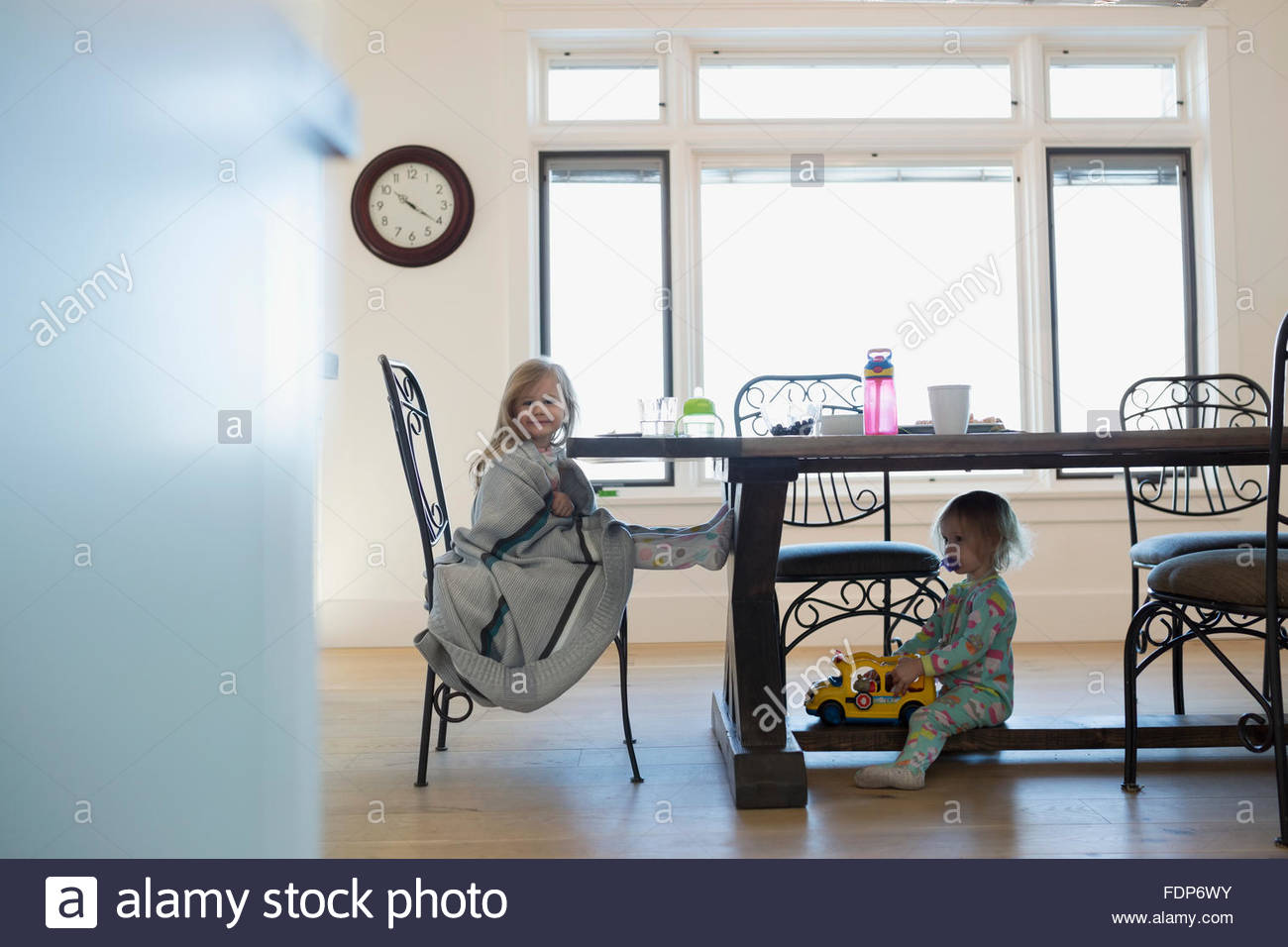 Girls under table hi-res stock photography and images - Alamy