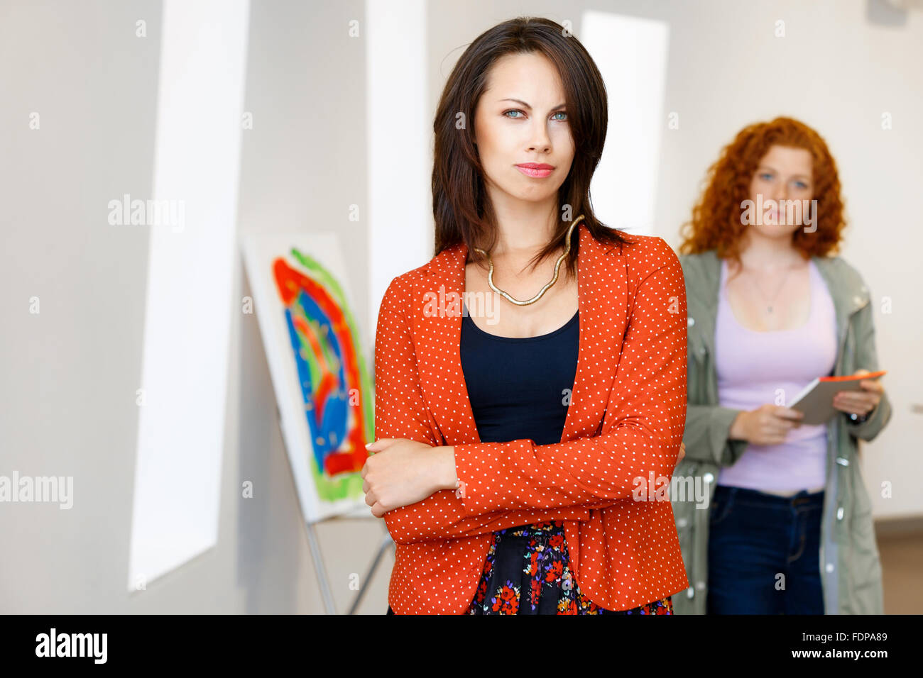 Young women in art gallery hi-res stock photography and images - Alamy
