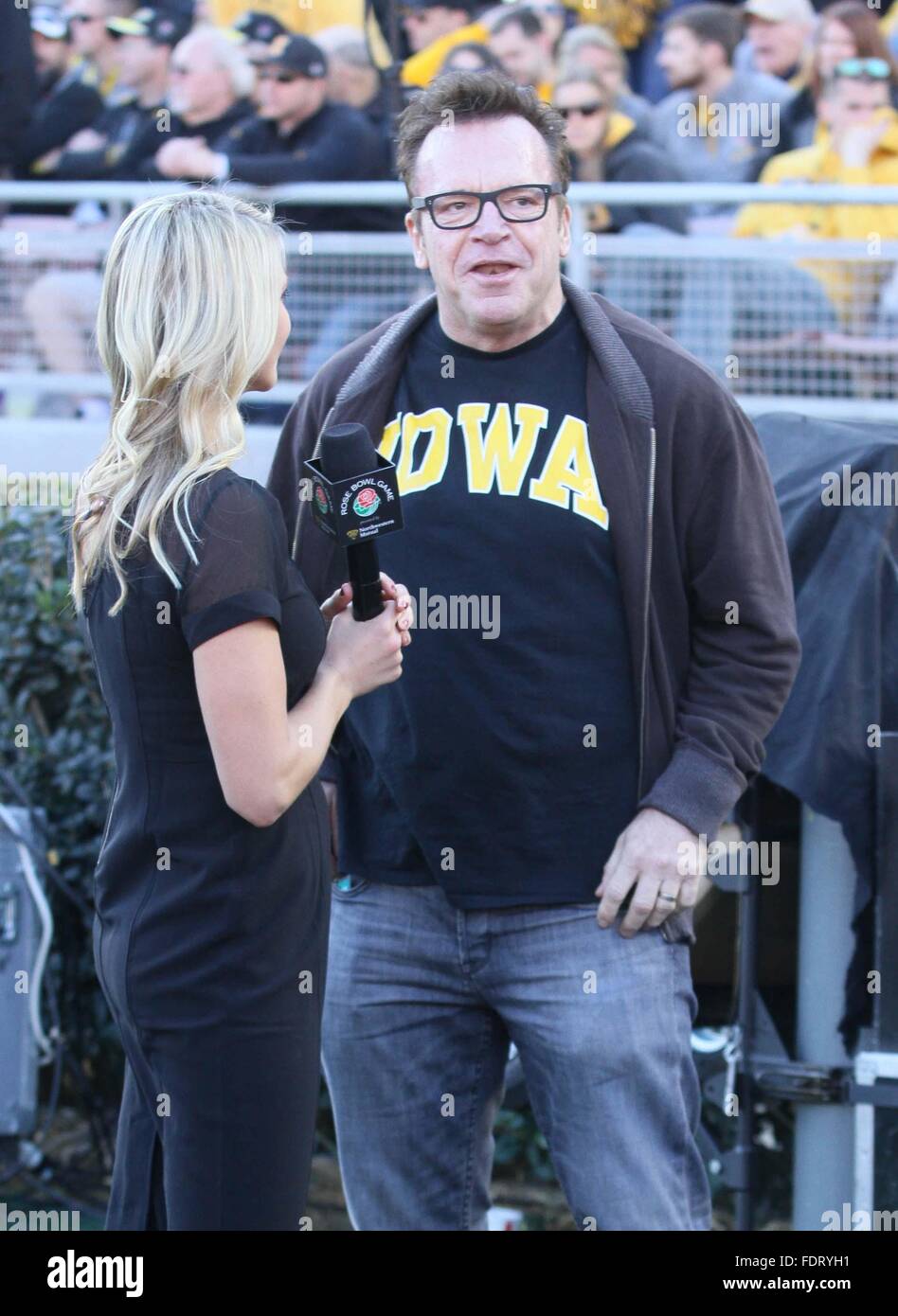 tom-arnold-out-at-the-rose-bowl-game-the-stanford-cardinal-defeated-FDRYH1.jpg