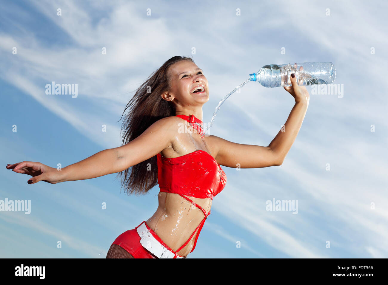 женское тело в воде. девушка с молоком. девушка льет. девушка с молоком. девушка сгущенка.