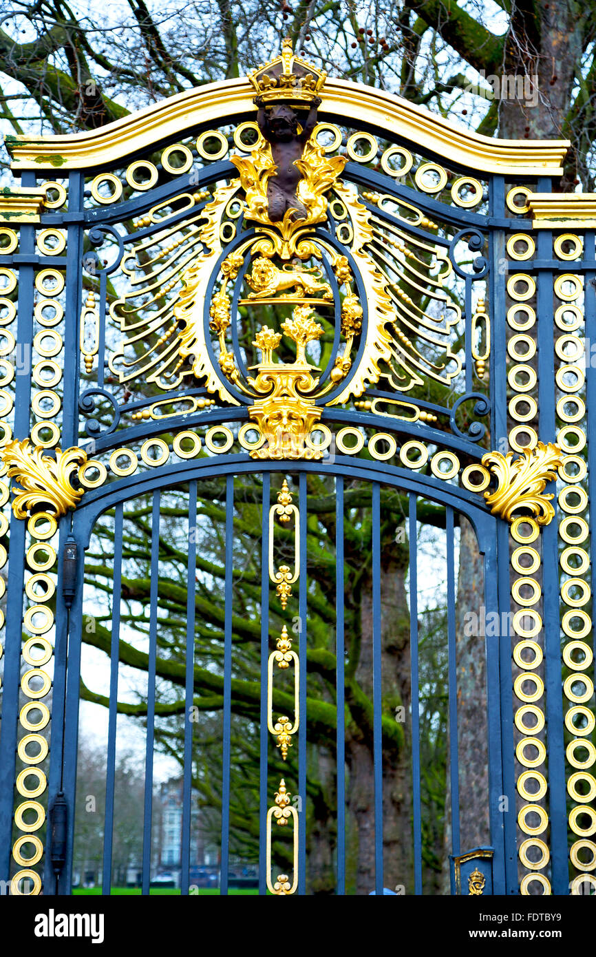in london england the old metal gate royal palace Stock Photo - Alamy