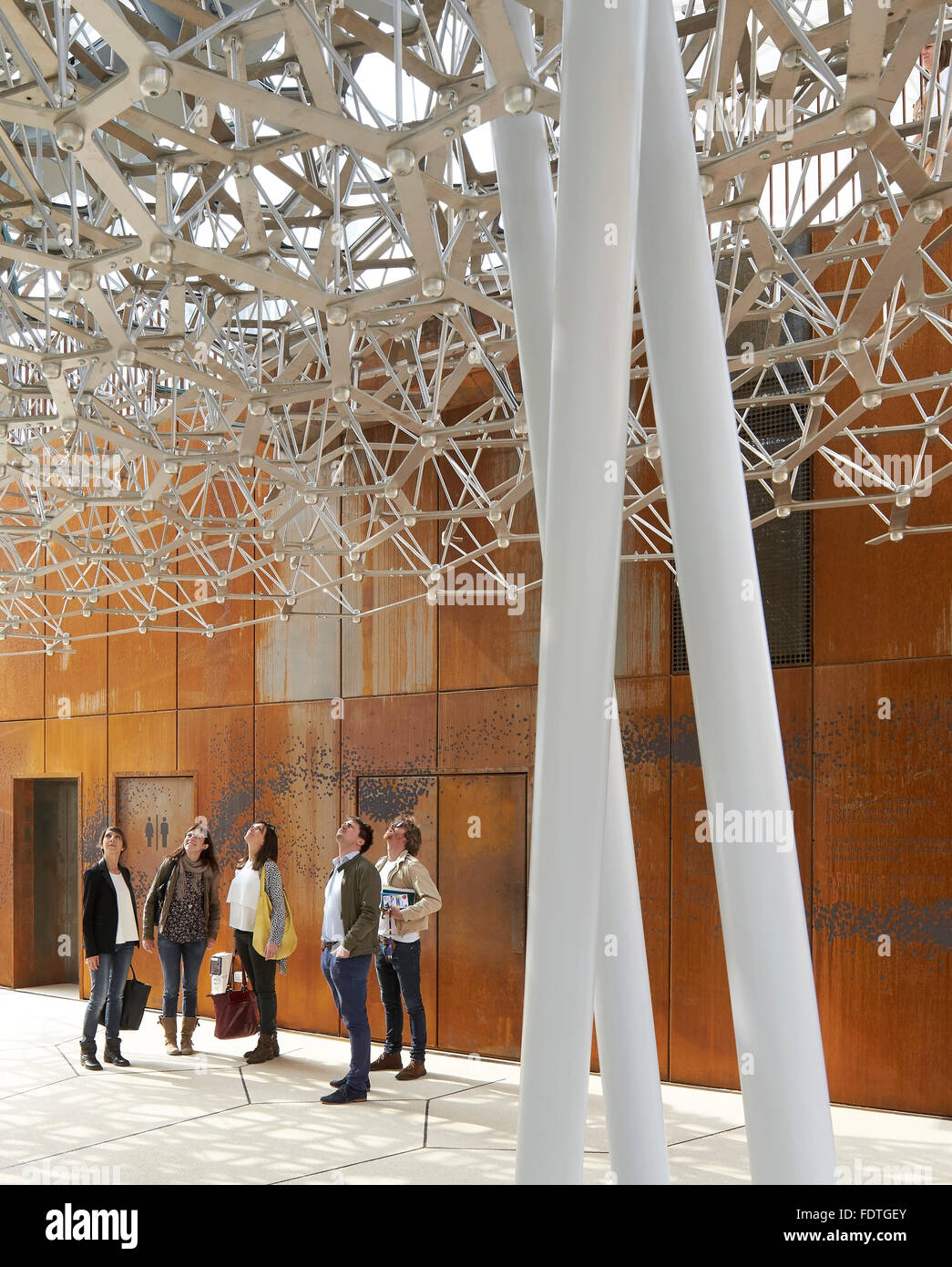 Rooftop underneath hive structure. Milan Expo 2015, UK Pavilion, Milan, Italy. Architect: Wolfgang Buttress, 2015. Stock Photo