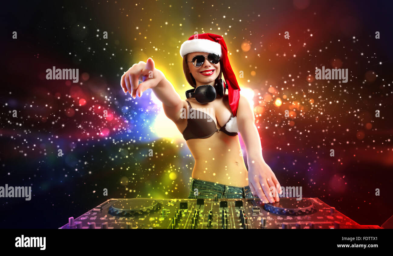 новогодний dj. новогодний диджей девушка. снегурочка диджей. диджей в новогодней шапке.