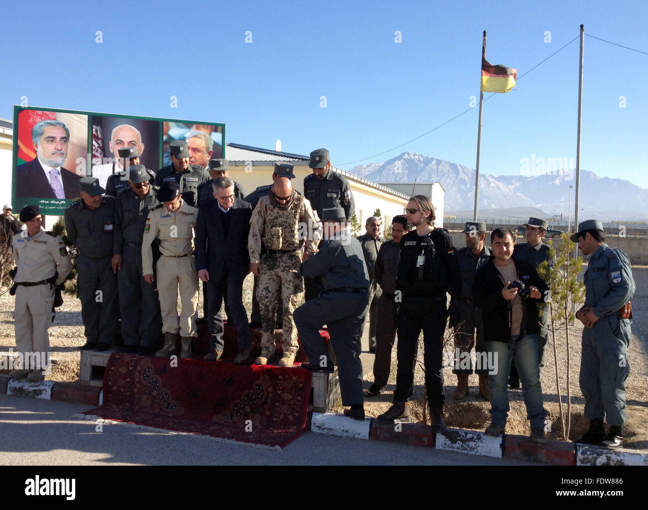 Masar-i-Sharif, Afghanistan. 2nd Feb, 2016. German Interior Minister Thomas de Maiziere (8.f.l., CDU) visiting the police training centre in Masar-i-Sharif, Afghanistan, 2 February 2016. PHOTO: CHRISTIANE JACKE/DPA/Alamy Live News Stock Photo