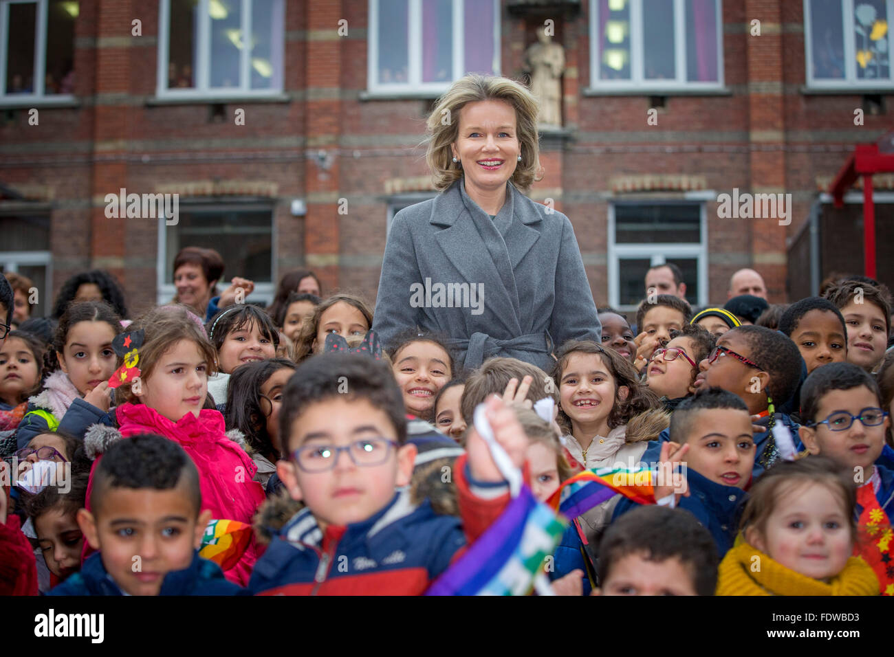 Brussels, Belgium. 1st Feb, 2016. Queen Mathilde of Belgium visit the kids of schools Sint-Guido/Sint-Pieter of Anderlecht who received the award of 'Pesten- dat-kan- niet' for Peer Mediation method against bully in the class in Brussels, Belgium, 1 February 2016. Photo: Patrick van Katwijk/ POINT DE VUE OUT - NO WIRE SERVICE -/dpa/Alamy Live News Stock Photo