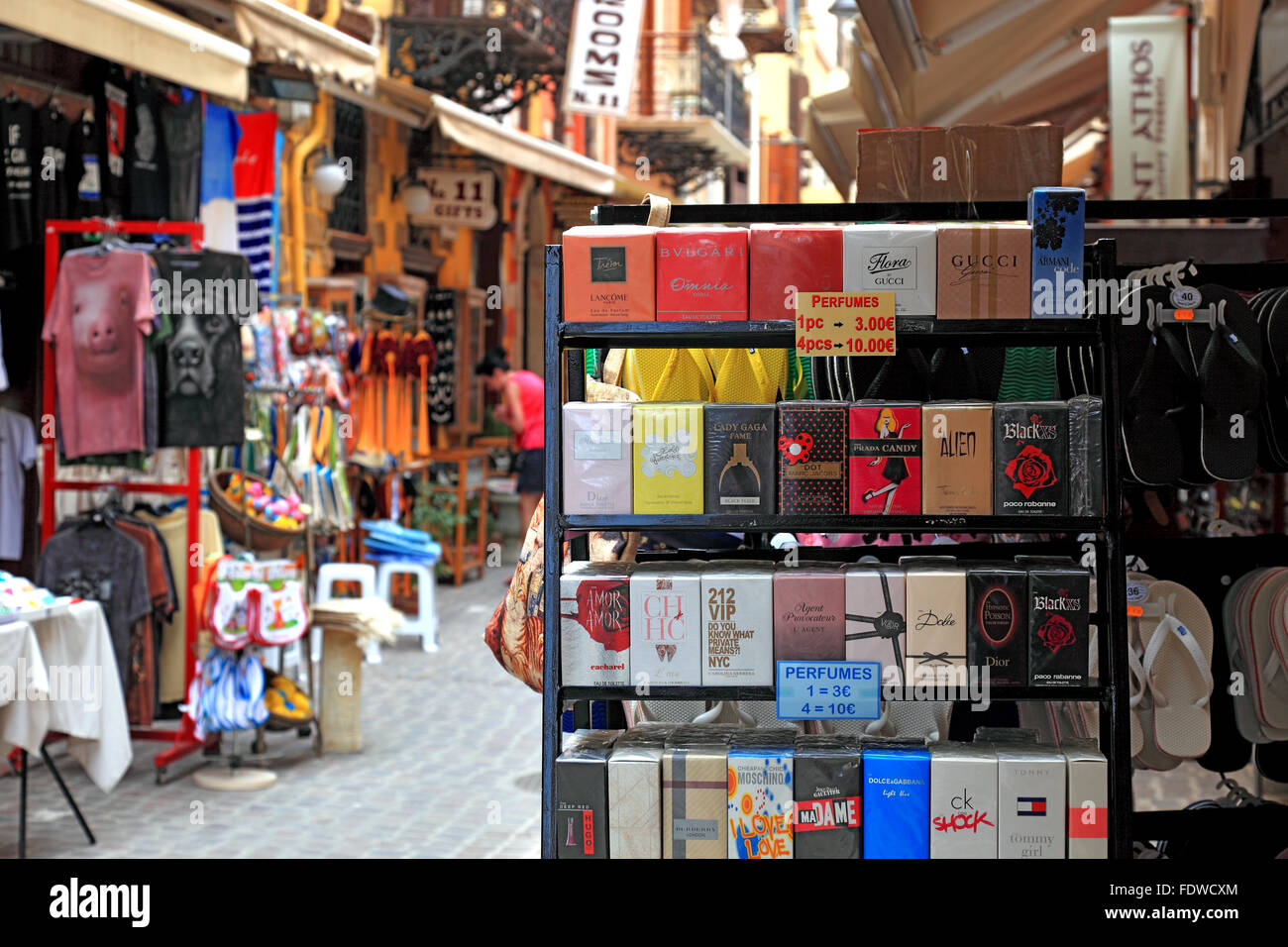 Kritik Distribuere korrekt Crete, in the Old Town of Chania, shops and souvenir shops in the Old Town  lanes Stock Photo - Alamy