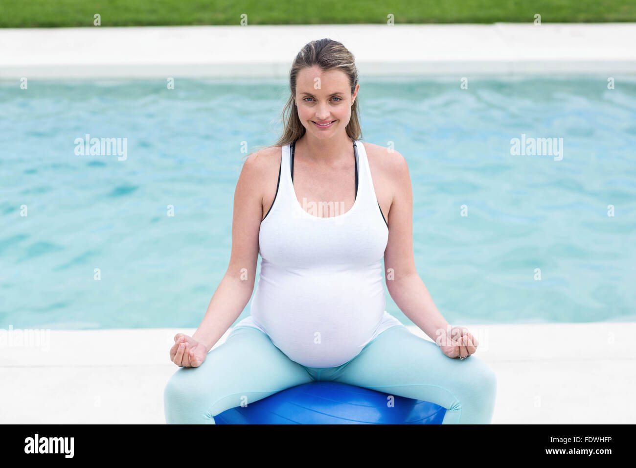 Pregnant Woman Sitting On Exercise Ball Stock Photo Alamy pregnant-woman-sitting-on-exercise-ball-stock-photo-alamy