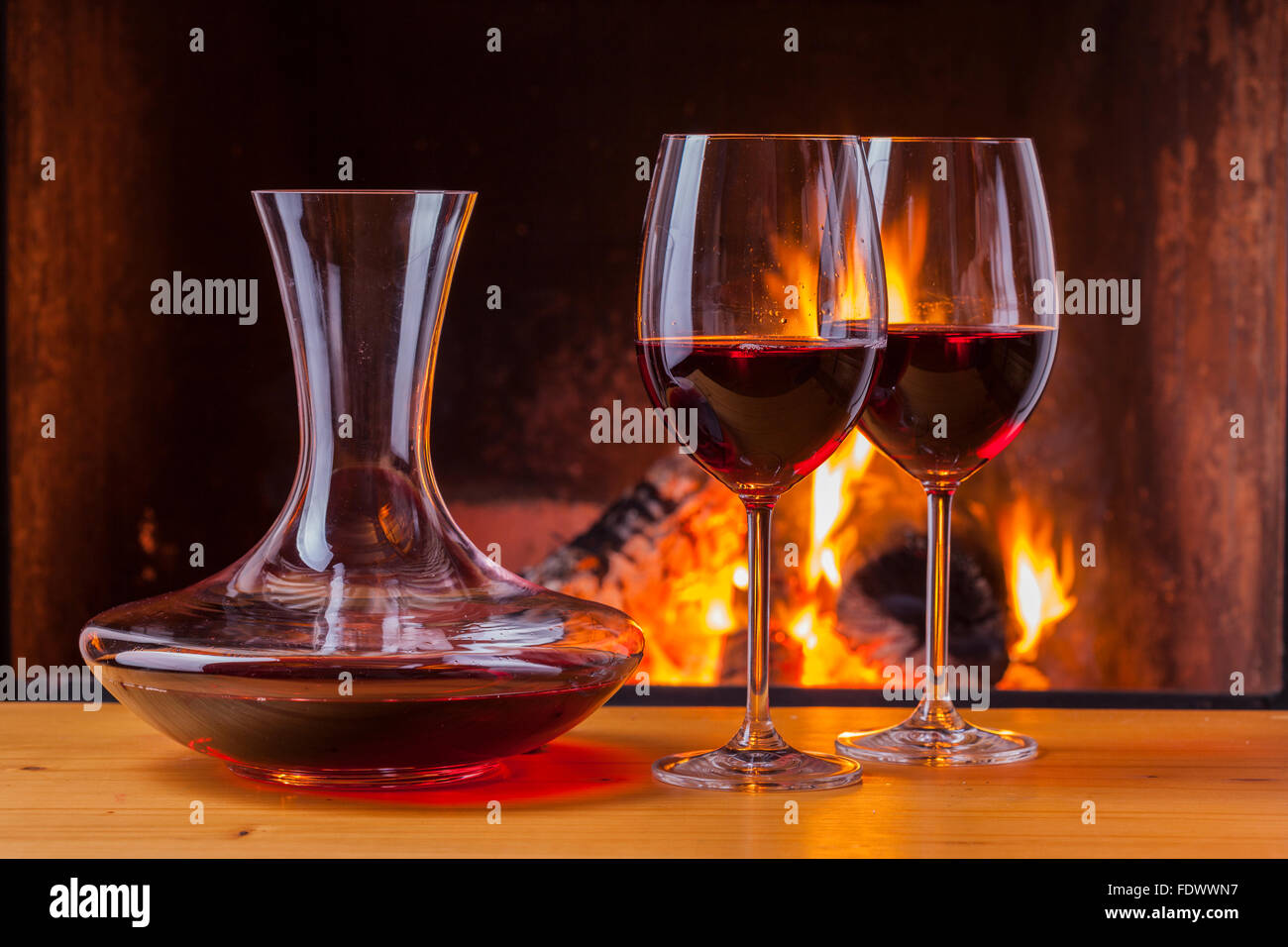 Бокалы вина коньяка. Бокалы для коньяка. Бокалы для коньяка. Бокал с вином. Коньячный бокал снифтер.