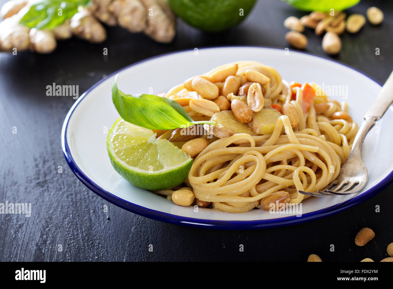 Китайская лапша с курицей. Рисовая лапша с куркумой. Корейский суп с имбирем и проросшими ростками рецепт классический. Суп на курином бульоне с имбирем. Лапша с имбирем.