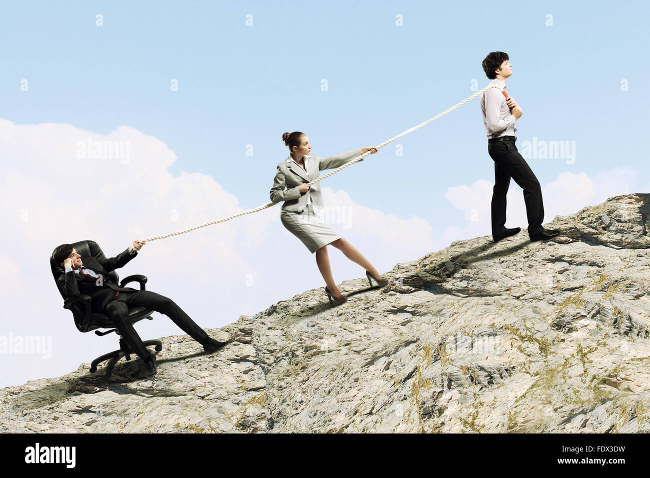 Человек тянет веревку. Человек поднимает тяжесть. Решить тащить. Решить тащить. Иллюстрация тяжесть.