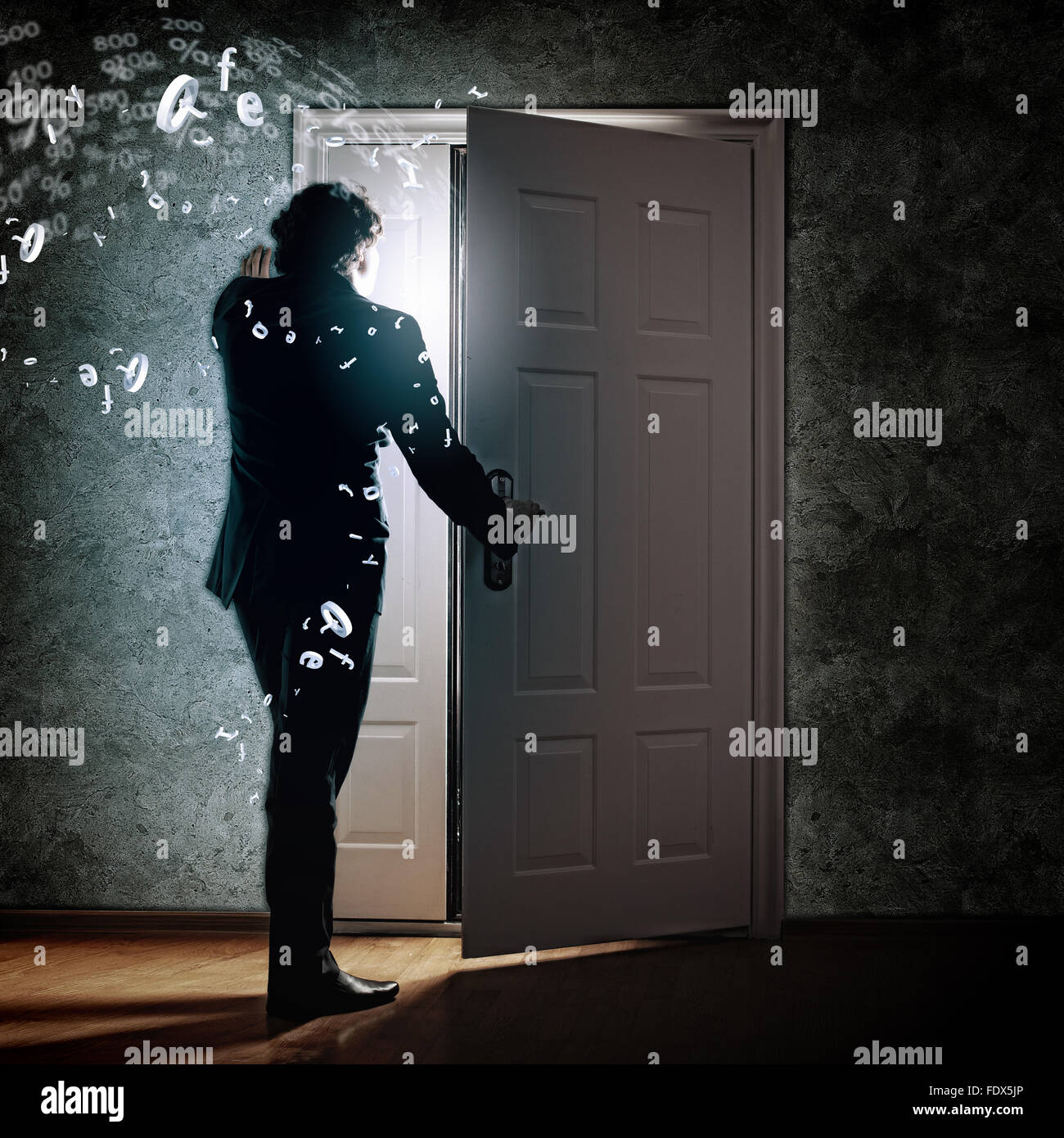 Мужчина за дверью. Человек у окна. Парень открывает дверь. Парень сидит и думает. Солнце в окне.