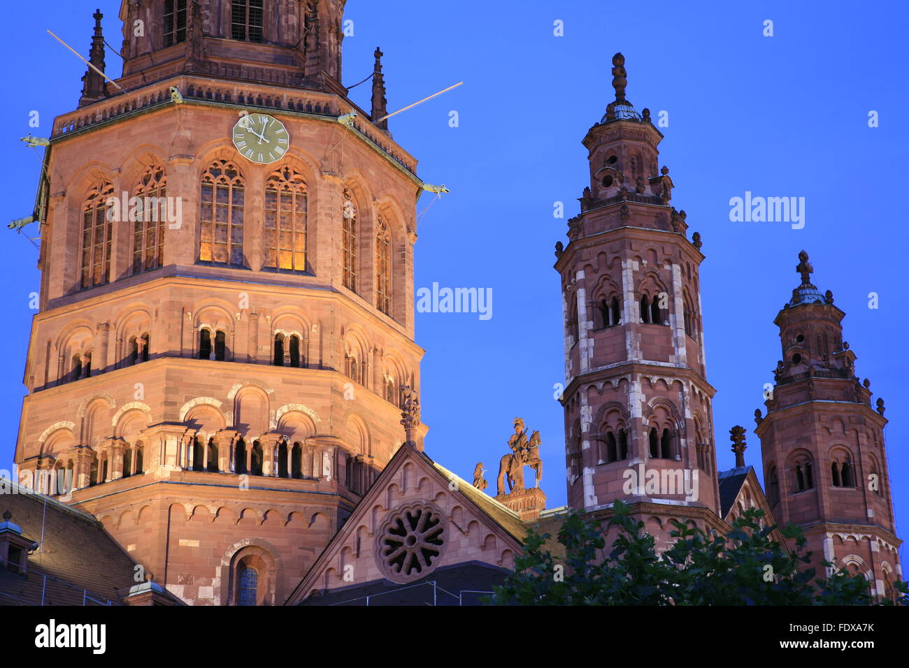 DEU Deutschland, Rheinland-Pfalz, Mainz, Altstadt, abendlich beleuchteter Dom St Martin Stock Photo
