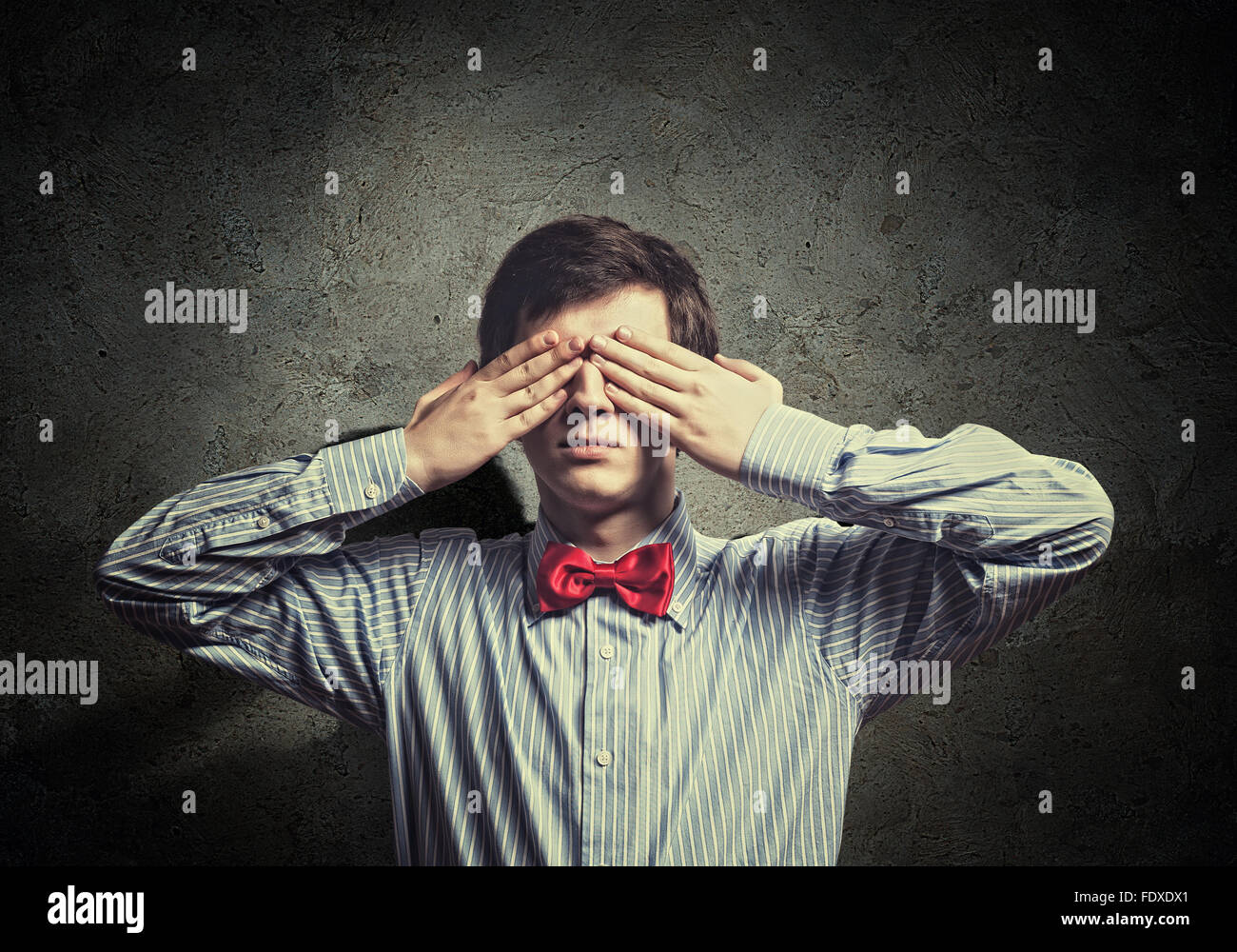 закрыть глаза руками. спокойный мужчина. парень закрывается. парень закрывается. парень закрывается.