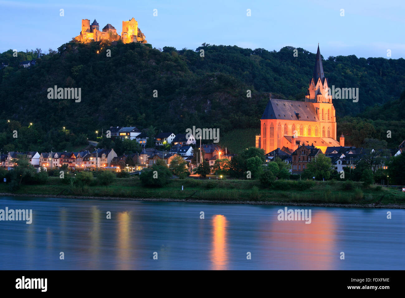 Deutschland, Rheinland-Pfalz, Oberes Mittelrheintal, Oberwesel, Schoenburg und Liebfrauenkirche, Rhineland Palatinate Stock Photo