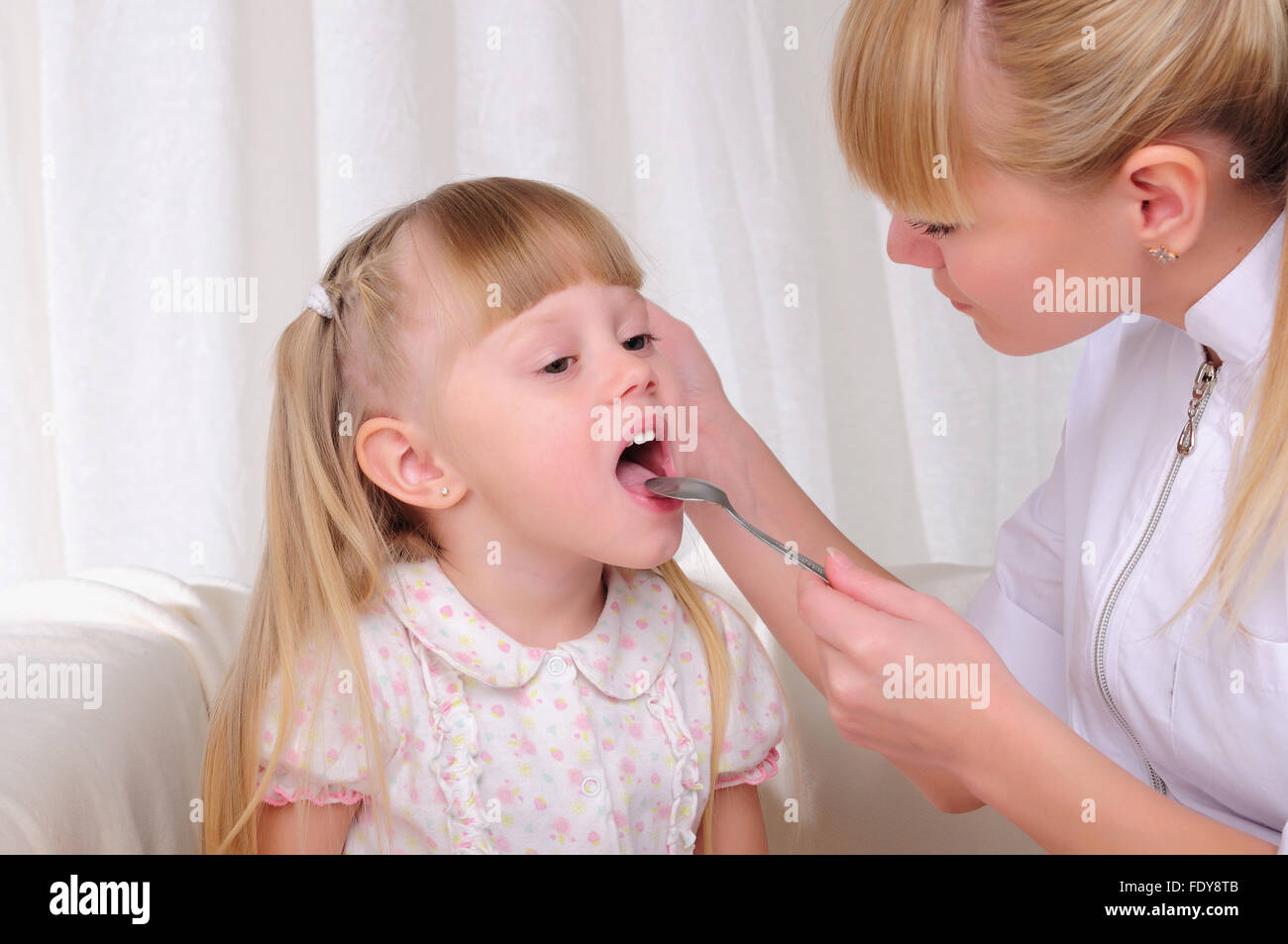 Мелкими глотками. Осмотр горла у ребенка. Врач осматривает горло ребенка. Заболевания рта и глотки у детей.