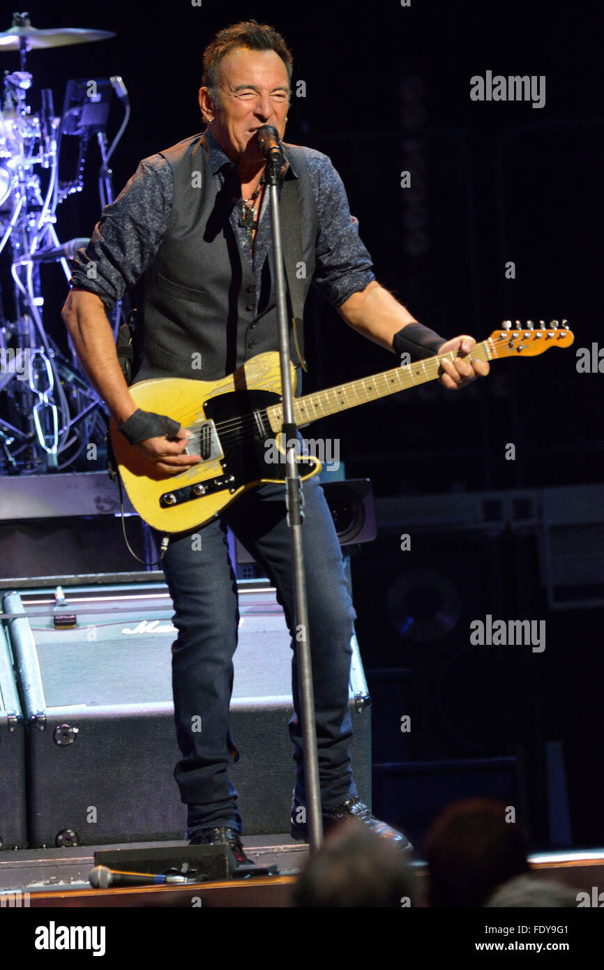 Toronto, Canada. February 2, 2016. Bruce Springsteen and the E Street Band perform at the Air Canada Centre during The River Tour 2016. Credit:  EXImages/Alamy Live News Stock Photo