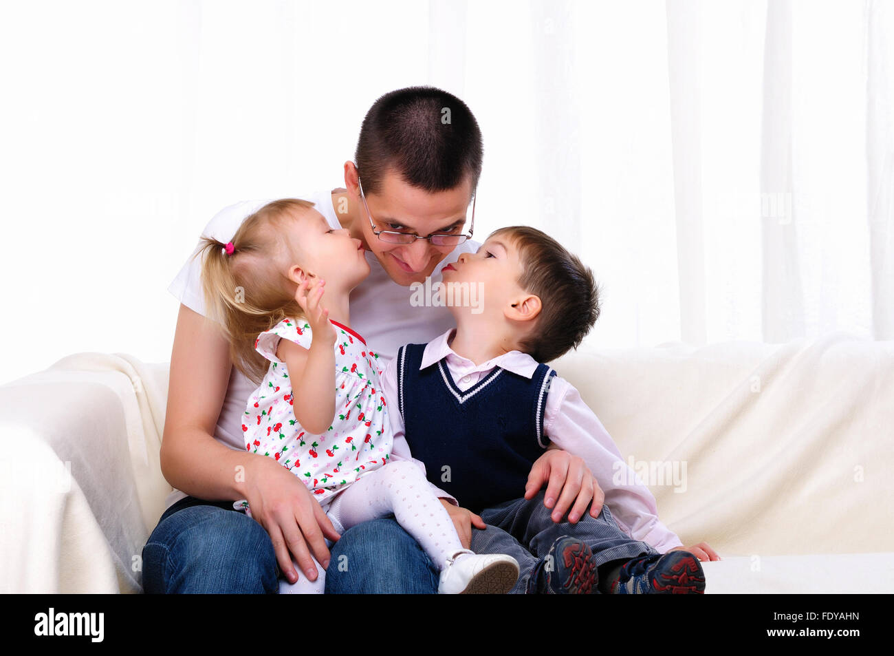 Дочку и сына слушать. Отцы и дети. Фотосессия папа и сын. Фото папы с детьми.
