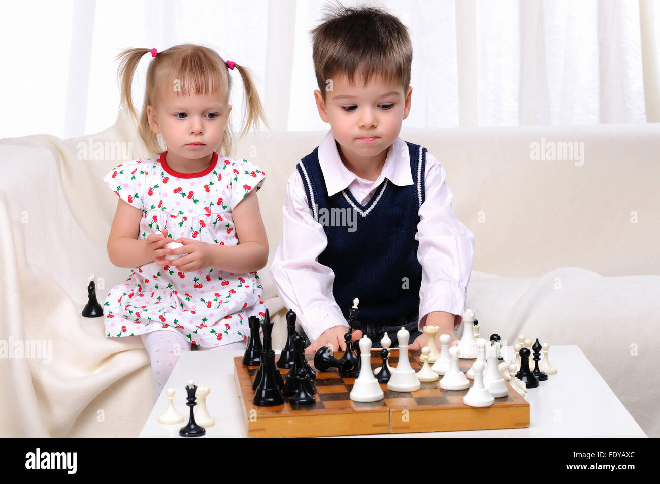 Принцесса играет в шахматы. Девушка и шахматы. My sister playing chess. My sister playing chess. Брат и сестра играют в шахматы.