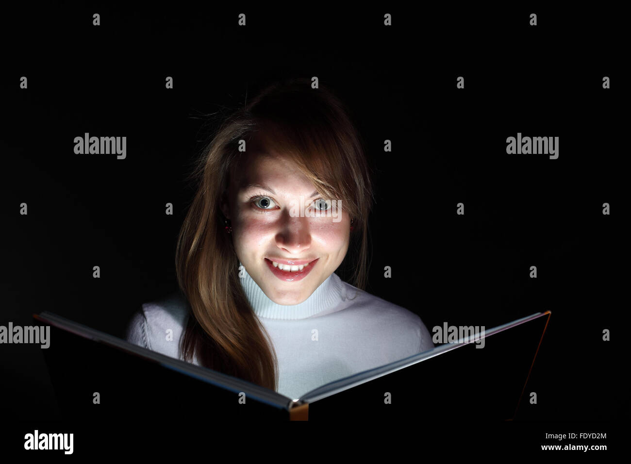 Чтение при плохом освещении. Чтение книги ухудшает зрение. Чтение в темноте. Можно ли читать в темноте. Читает книгу в темноте.