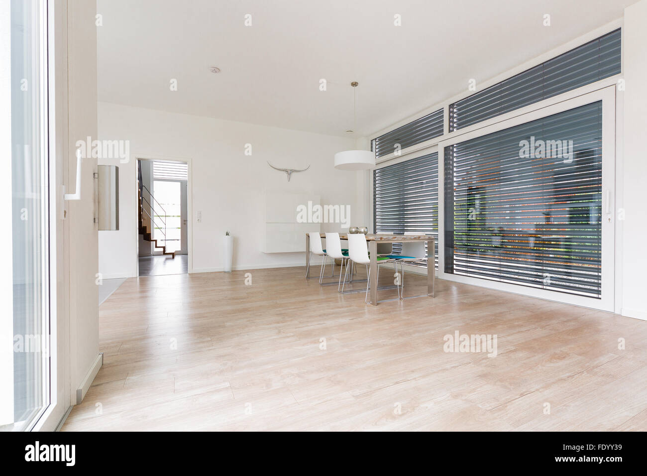 Room with modern windows hi-res stock photography and images - Alamy