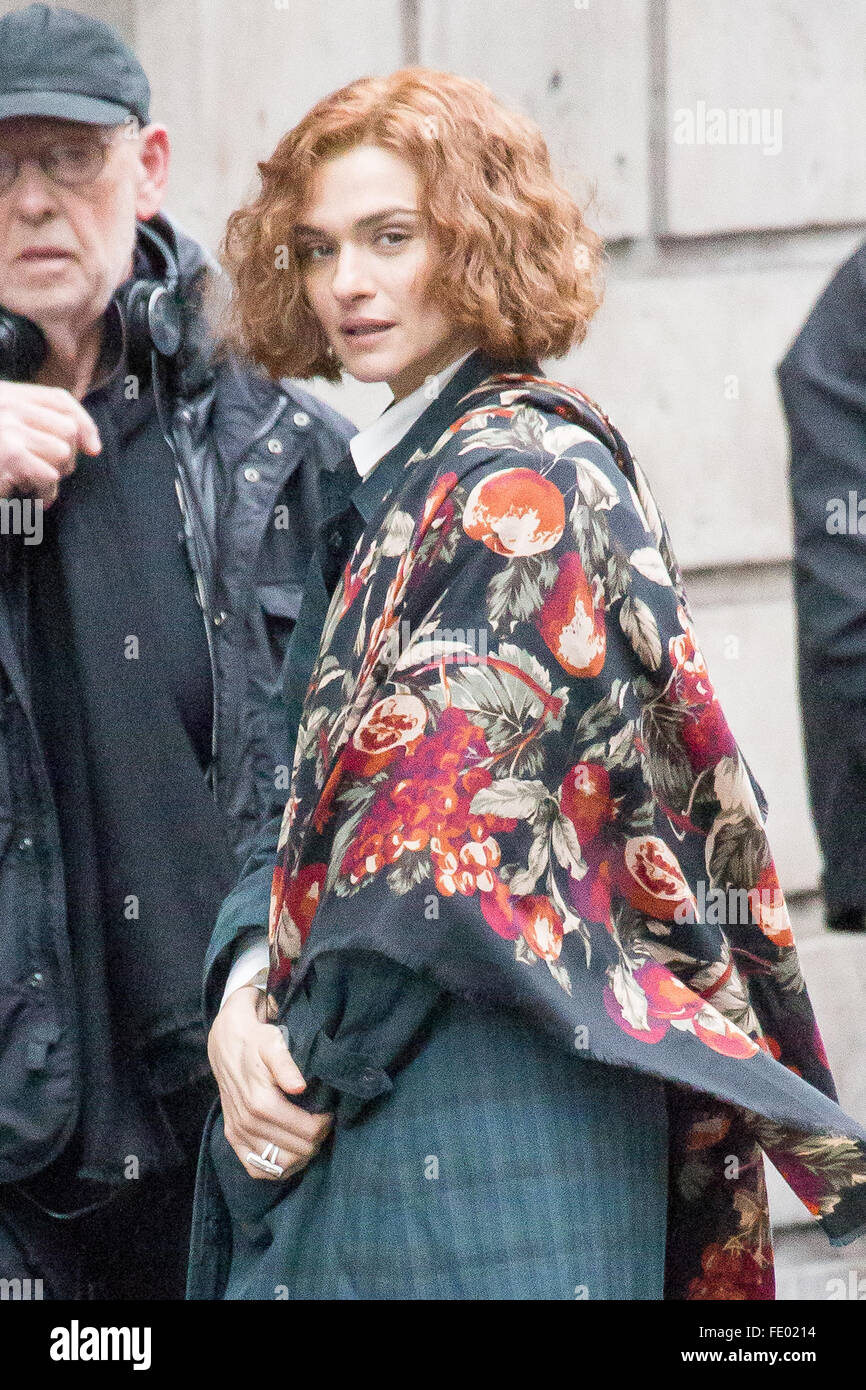 Rachel Weisz has a bad hair day on the set of Denial whilst filming with  Andrew Scott Featuring: Rachel Weisz Where: London, United Kingdom When: 03  Jan 2016 Stock Photo - Alamy