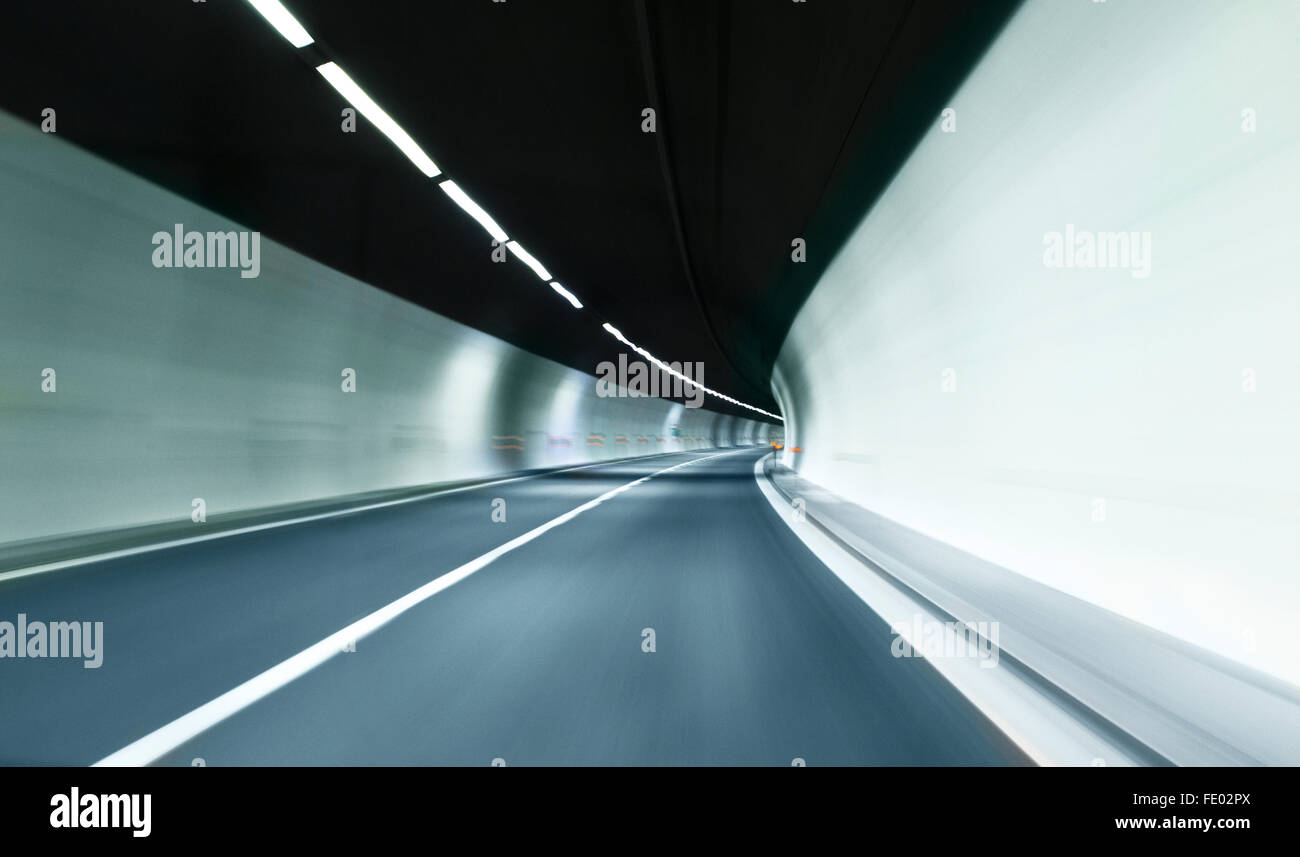 tunnel sfuocato con scie di luce nella notte Stock Photo