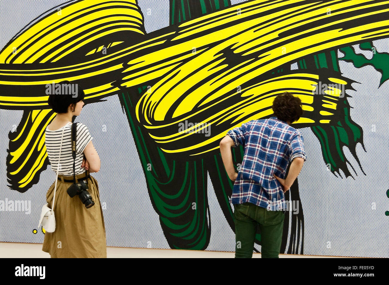 Young couple in front of modern artwork by Roy Lichtenstein in Frankfurt's Museum of Modern Art Stock Photo