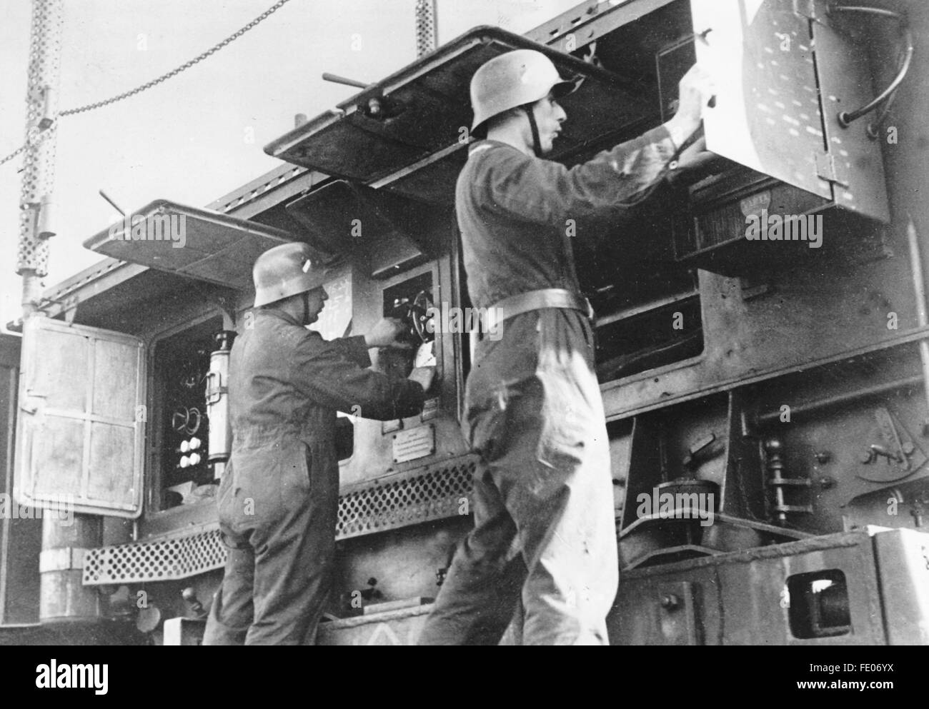 The Nazi propaganda picture shows members of the German Wehrmacht that are preparing a long-range weapon for the operation. The photo was taken in January 1941, location unknown. Constructions like these and further fortifications and defense institutions and bunkers had been constructed by the Todt Organisation along the Atlantic Wall for the defense against the Allies. The Nazi propaganda text on the back of the photo writes on 27 January 1941 'German long-range weapons are directed to England. The heart of a German long-range weapon - the power center'. Fotoarchiv für Zeitgeschichte - NO Stock Photo