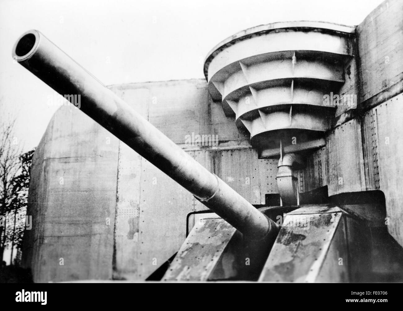 The Nazi propaganda picture shows a long-range weapon at the Atlantic Wall in April 1943, location unknown. Constructions like these and further fortifications and defense institutions and bunkers had been constructed by the Todt Organisation along the Atlantic Wall for the defense against the Allies. Fotoarchiv für Zeitgeschichtee - NO WIRE SERVICE - Stock Photo
