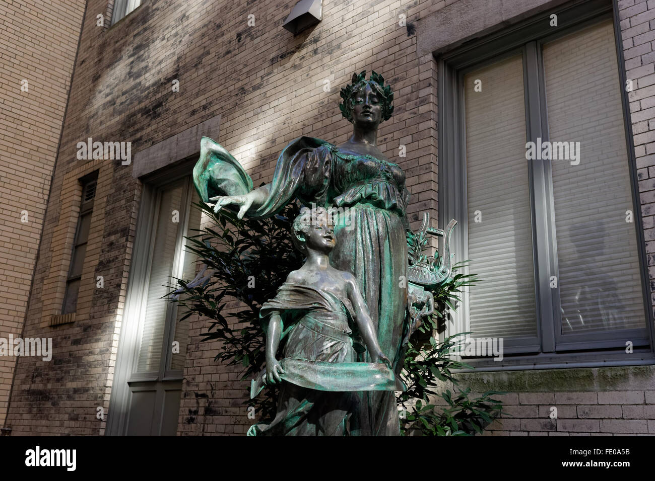 A statue of  Polyhymnia, the Greek goddess of poetry, by Giuseppe Moretti stands outside the Liederkranz of the City of New York Stock Photo