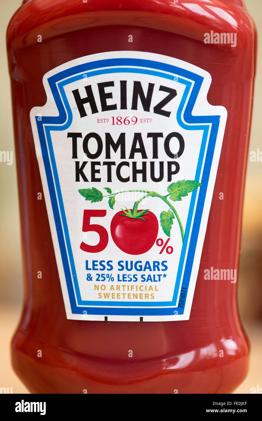 50% less sugar label on a bottle of Heinz Tomato Ketchup Stock Photo