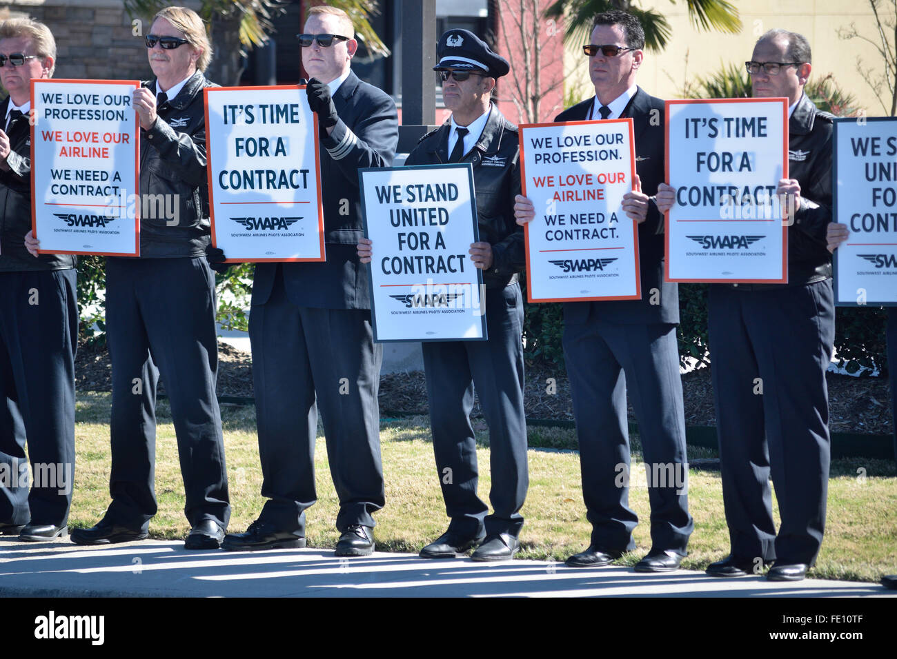 About 100 Southwest Airlines pilots silently protest in support for a contract outside of Love Field Credit:  Brian T. Humek/Alamy Live News Stock Photo