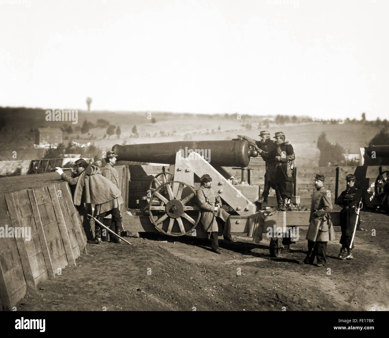 Union Army soldiers in entrenchment on battlefield with cannon. Stock Photo