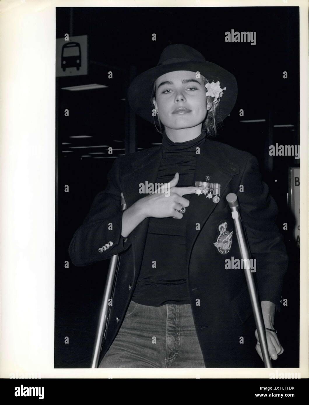 1985 - Margaux Hemingway on crutches © Keystone Pictures USA/ZUMAPRESS.com/Alamy Live News Stock Photo