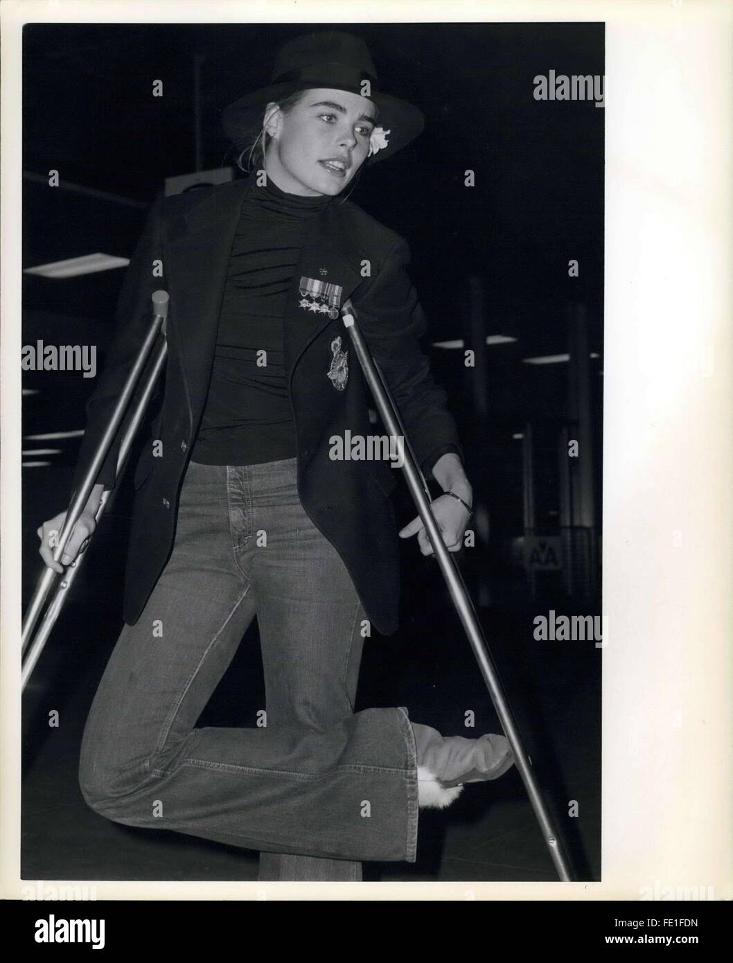 1985 - Margaux Hemingway on crutches © Keystone Pictures USA/ZUMAPRESS.com/Alamy Live News Stock Photo
