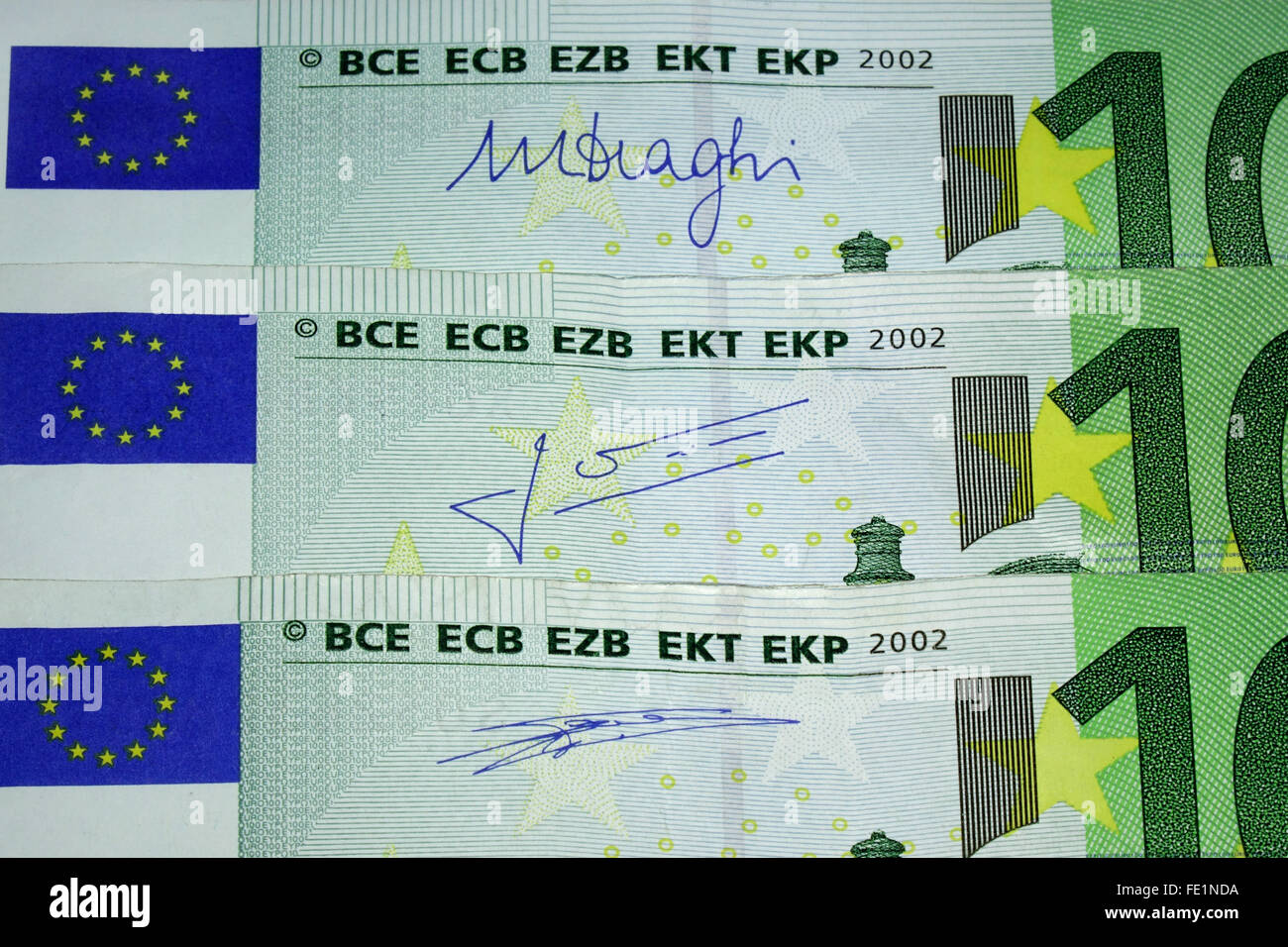 ILLUSTRATION - A 100 Euro bill with the signatures of Mario Draghi Stock Photo: 94695814 - Alamy