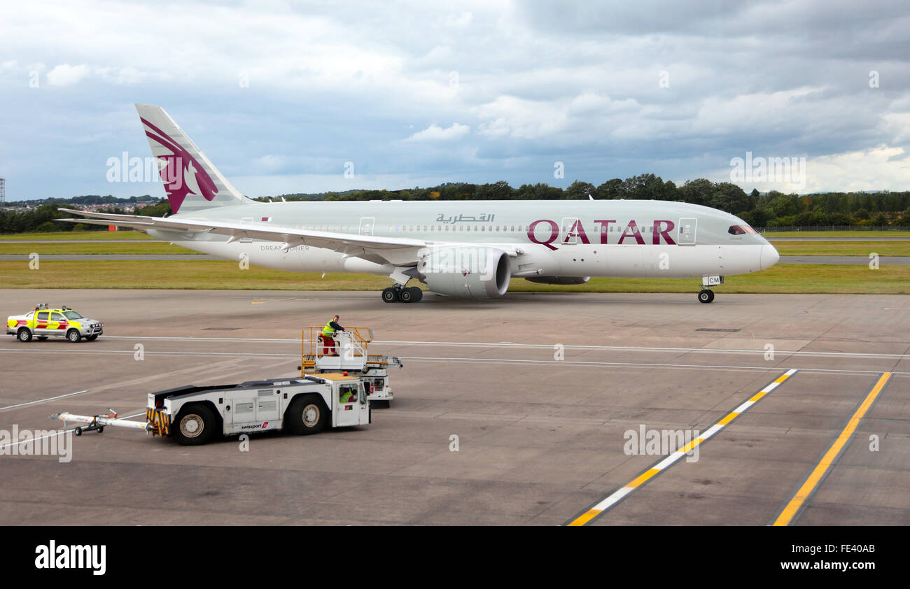 Qatar Airways Boeing 777 200LR A7 BBE At Edinburgh Airport Stock Photo qatar-airways-boeing-777-200lr-a7-bbe-at-edinburgh-airport-stock-photo