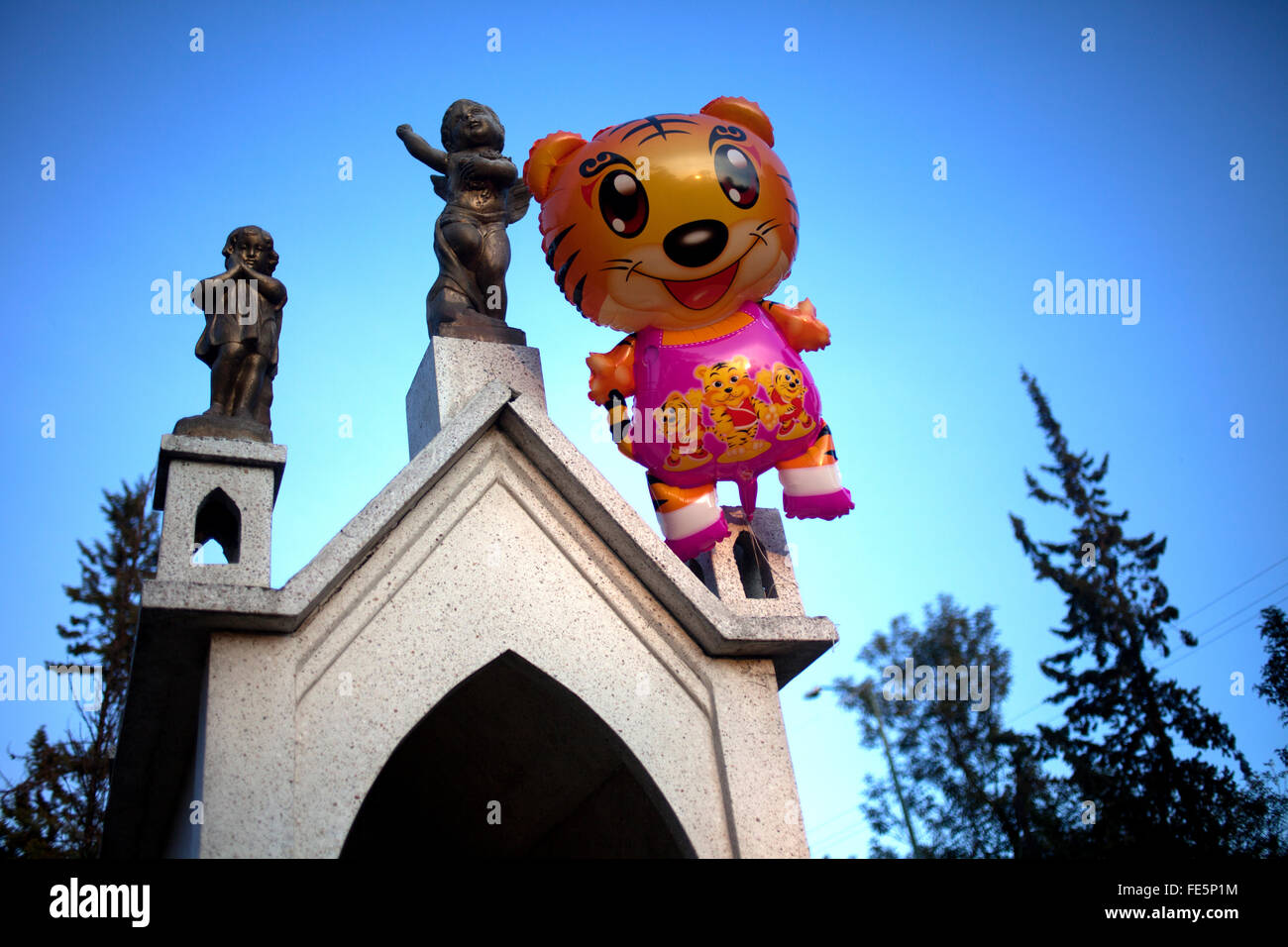 A balloon in the shape of a teddy bear decorates a tomb at the cemetery in San Gregorio Atlapulco, Xochimilco Stock Photo