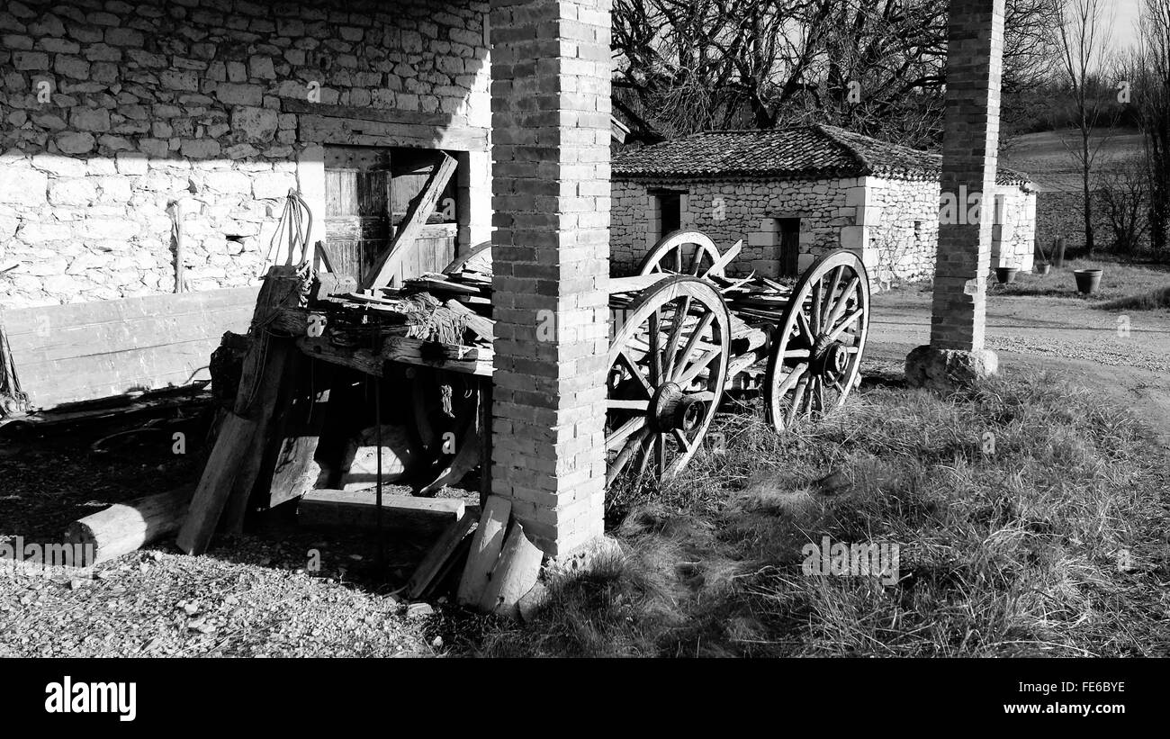 Wagon Wheels In Front Of House Stock Photo Alamy