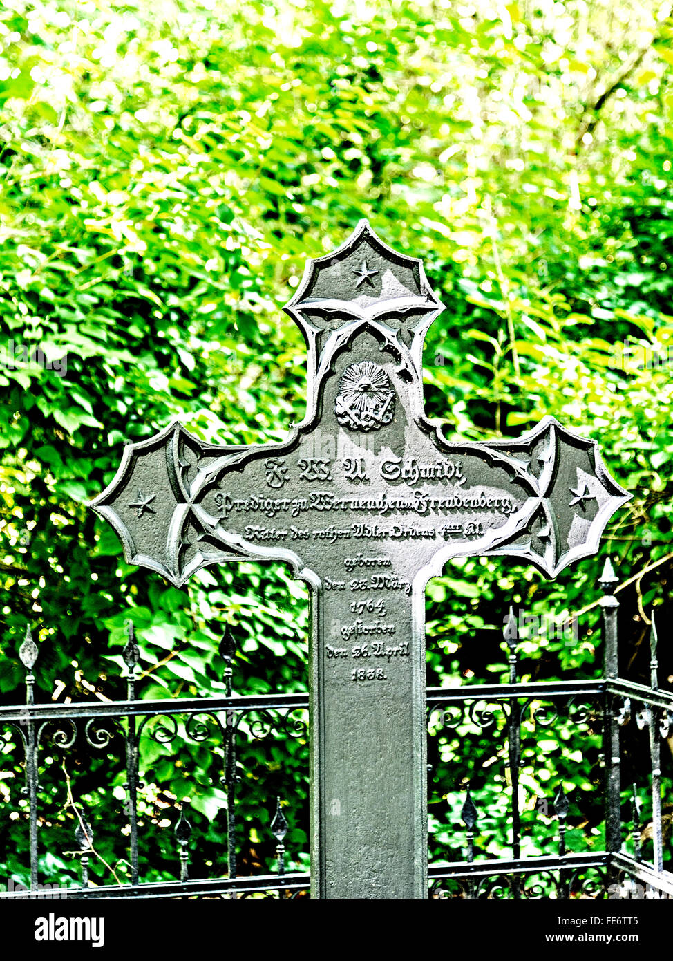 Friedhof mit dem Grab des Pfarrers Schmidt von Werneuchen und seiner Kirche Stock Photo