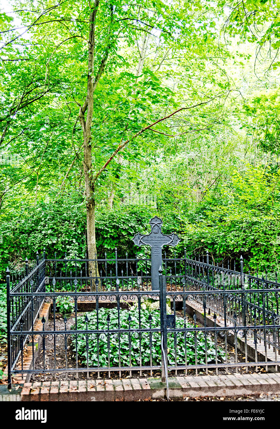 Friedhof mit dem Grab des Pfarrers Schmidt von Werneuchen und seiner Kirche Stock Photo